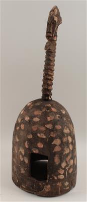 Afrika, Elfenbeinküste, Mali, Burkina Faso. Stamm: Senufo. Eine dekorative Helm-Maske im Stil der Senufo. - Summer-auction