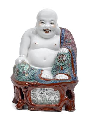 Sitzender Buddha mit Famille Rose Dekor, - Summer-auction