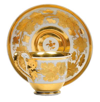 Tasse und Untertasse mit goldenen Weinblättern, - Summer-auction