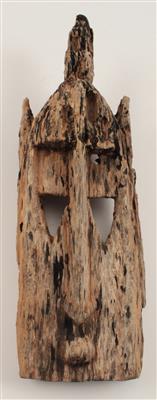 Afrika, Mali, Stamm: Dogon. Eine alte Maske der Dogon, mit Resten einer knieenden Aufsatz-Figur. - Summer-auction
