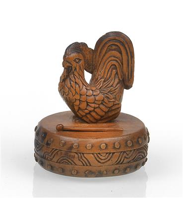 Netsuke eines Hahnes auf Trommel, - Sommerauktion - Bilder Varia, Antiquitäten, Möbel