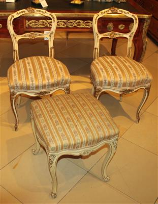 Paar Sessel und ein nicht unbedingt dazugehöriger Hocker, - Summer-auction