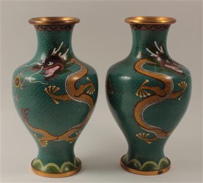 1 Paar Cloisonné-Vasen, - Sommerauktion - Bilder Varia, Antiquitäten, Möbel