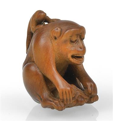 Netsuke eines Affen mit Schildkröte und Affenjungem am Rücken, - Letní aukce