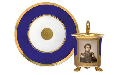 Cup with bust of a Napoleonic officer and saucer, - Starožitnosti (Nábytek, Sochařská díla, Sklo, Porcelán)