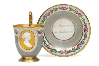 Cup and saucer with the bust of Queen Louise with motto, ‘Sie lebt immer in den Herzen edler Menschen’, - Oggetti d'arte (mobili, sculture, Vetri e porcellane)
