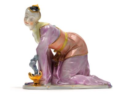 Chinese lady kneeling before a censer, - Starožitnosti (Nábytek, Sochařská díla, Sklo, Porcelán)