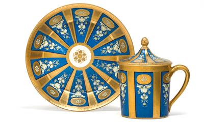 Deckeltasse mit Untertasse, - Antiquitäten (Möbel, Skulpturen, Glas und Porzellan)