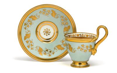 Elegante Tasse mit Untertasse und Delphinhenkel, - Antiquitäten (Möbel, Skulpturen, Glas und Porzellan)