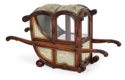 Small table-top vitrine in the form of a sedan, - Starožitnosti (Nábytek, Sochařská díla, Sklo, Porcelán)