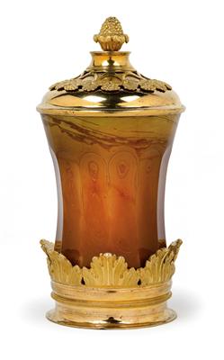 A lithyalin beaker with gilded bronze cover and saucer, - Starožitnosti (Nábytek, Sochařská díla, Sklo, Porcelán)