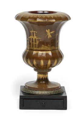 A lithyalin socle beaker with "bronze doré" mounting on wooden base with drawer, - Starožitnosti (Nábytek, Sochařská díla, Sklo, Porcelán)