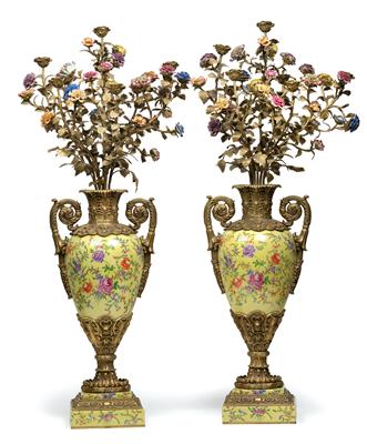 Paar dekorative Vasen mit Porzellanblüten und "bronze doré" Montierungen, - Antiquitäten (Möbel, Skulpturen, Glas und Porzellan)
