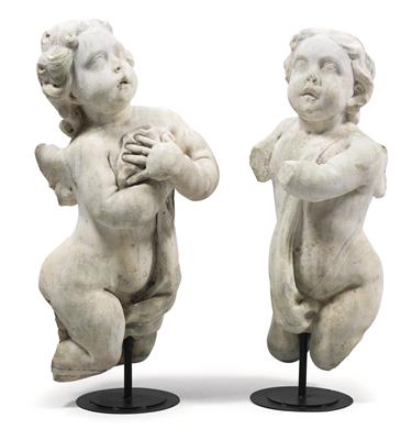Two marble sculptures of adoring putti, - Oggetti d'arte (mobili, sculture, Vetri e porcellane)