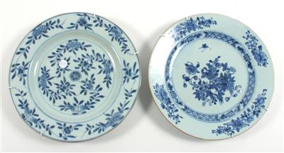 2 blau-weiße Teller, - Winter-Auktion (Antiquitäten, Bilder, Möbel, Teppiche, Design)