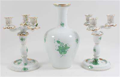 Vase und Paar Kerzenleuchter mit je 3 Armen, - Antiquariato e Dipinti