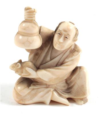 Okimono eines sitzenden Mannes mit Ratte und kalebassenförmigen Gefäß, - Antiquitäten & Bilder