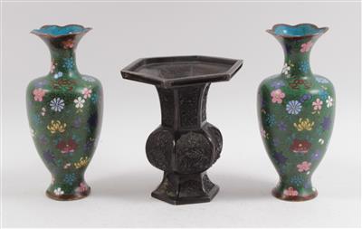 1 Paar Cloisonné Vasen, 1 Bronze Vase, - Starožitnosti, Obrazy