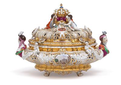 A terrine with cover surmounted by a crown, known as the ‘Drüselkästchen’ produced for Maria Josepha of Austria, wife of August III with the ‘Electoral-Saxon coat-of-arms’, - Oggetti d'arte