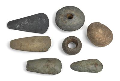 Konvolut (7 Stücke): Ozeanien, Melanesien, wohl aus Neuguinea: 7 Objekte aus Stein. - Antiquariato e Dipinti