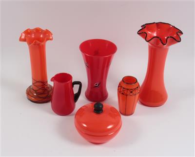 Konvolut aus vier Vasen, kleinem Henkelkrug und Deckeldose, - Antiquitäten & Bilder