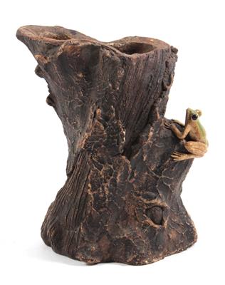Pinselbecher in Form eines Baumstammes mit Frosch, - Antiquitäten & Bilder