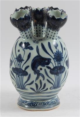 Blau-weiße Vase mit fünf Tüllen, - Letní aukce