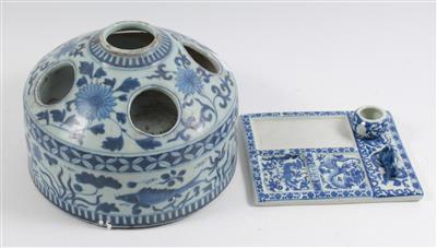 1 blau-weißes Gefäß, 1 Pinselwascher mit Ablage, - Sommerauktion - Bilder Varia, Antiquitäten, Möbel/ Design