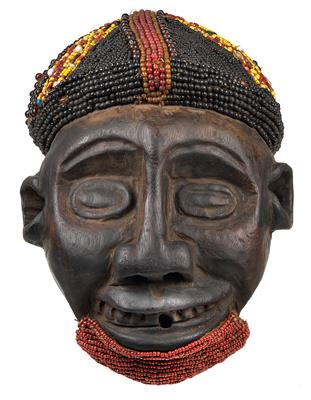 Bamileke, Kamerun-Grasland: Eine große Aufsatz-Maske, 'Kam' genannt, mit Glasperlen-Besatz. - Letní aukce