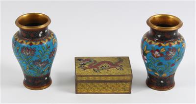 1 Paar kleine Cloisonné-Vasen, 1 Deckeldose, - Letní aukce
