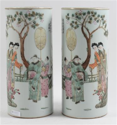 1 Paar zylindrische Famille rose Vasen, - Sommerauktion - Bilder Varia, Antiquitäten, Möbel/ Design
