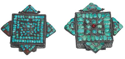 Konvolut (2 Stücke), Nepal: Zwei Schmuck- und Amulett-Anhänger aus Silber, mit Türkisen besetzt. - Sommerauktion - Bilder Varia, Antiquitäten, Möbel/ Design
