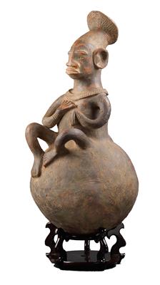 Mangbetu, Dem. Rep. Kongo: Ein großes, dekoriertes Terrakotta-Gefäß, mit sitzender Mangbetu-Frau. - Letní aukce