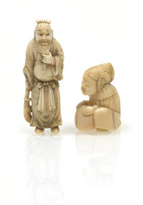 Zwei Netsukes des Kan'u und eines sitzenden Mannes mit Schneeball - Sommerauktion - Bilder Varia, Antiquitäten, Möbel/ Design
