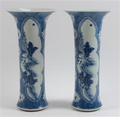 1 Paar blau-weiße Vasen, - Letní aukce