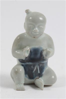 Figur eines sitzenden Knaben, - Summer-auction