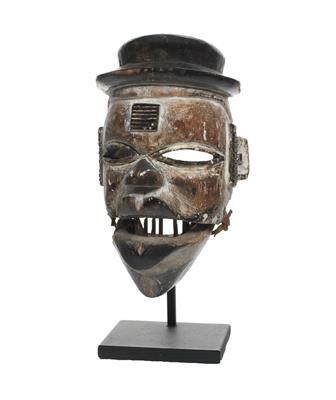 Ogoni, Nigeria: Eine typische, kleine Maske mit Klapp-Kiefer. - Summer-auction