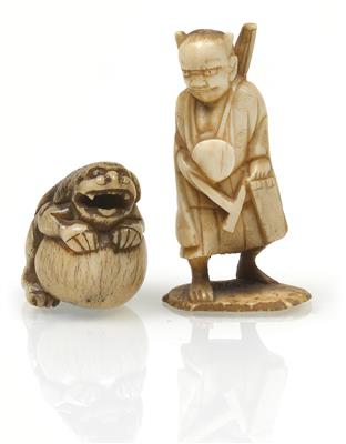 Zwei Netsukes des shishi mit Ball und eines oni als reuiger Mönch - Letní aukce