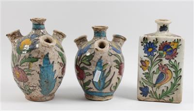 1 Flasche, 2 Vasen mit vier Öffnungstüllen, - Saisoneröffnungs-Auktion Antiquitäten, Bilder, Design