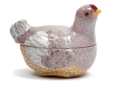 A bowl with chicken as cover, - Oggetti d'arte (mobili, sculture, Vetri e porcellane)