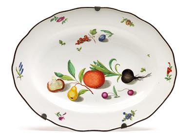 An oval platter, - Starožitnosti (Nábytek, Sochařská díla, Sklo, Porcelán)