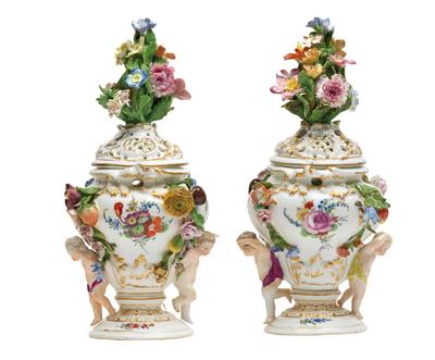 Paar Brule-Parfum Deckelvasen, - Antiquitäten (Möbel, Skulpturen, Glas und Porzellan)
