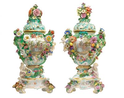 Paar "Brule-parfume" Vasen mit Deckeln und Sockeln, - Antiquitäten (Möbel, Skulpturen, Glas und Porzellan)