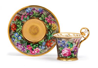 Tasse und Untertasse mit Waldlandschaft und Blumen, - Antiquitäten (Möbel, Skulpturen, Glas und Porzellan)