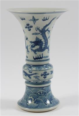 Blau-weiße Vase, - Saisoneröffnungs-Auktion Antiquitäten & Bilder & Möbel und Design