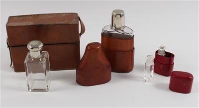 Glasfläschchen in vier verschiedenen Lederetuis bzw. -kassetten: - Saisoneröffnungs-Auktion Antiquitäten & Bilder & Möbel und Design