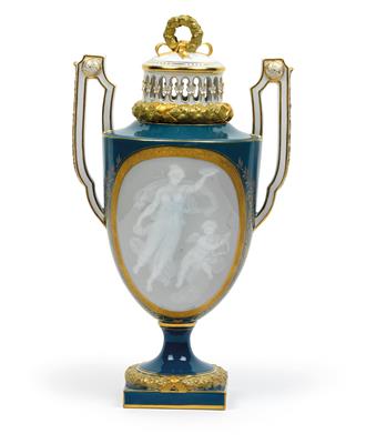 A vase and cover in the classicising style with white pâte-sur-pâte work, - Starožitnosti (Nábytek, Sochařská díla, Sklo, Porcelán)
