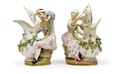 A gentleman and lady holding open jugs, - Oggetti d'arte (mobili, sculture, vetri e porcellane)
