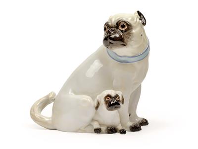 A female pug dog with her young wearing light blue collar with gilt laces, - Oggetti d'arte (mobili, sculture, vetri e porcellane)