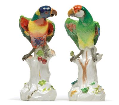 A pair of parrots sitting on a tree trunk, - Works of Art (Furniture, Sculptures, Glass, Porcelain)